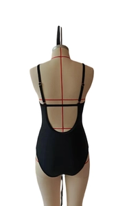 Détail d'un maillot de bain noir à bretelles réglables et décolleté plongeant au dos