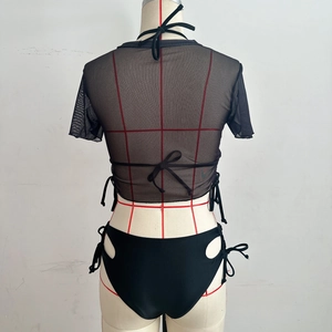 Vue arrière du haut en résille noire et du bas de bikini à lacets sur un mannequin