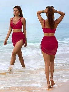 Dreiteiliger dunkelroter Bikini mit Mesh-Einsatz und Strand-Sarong mit Tunnelzug