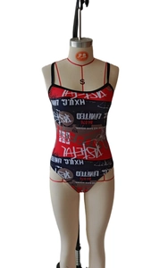 Détail de l'imprimé graffiti sur le maillot de bain une pièce à fines bretelles