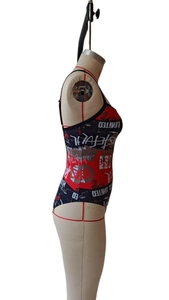 Détail d'un maillot de bain color-block avec imprimé graffiti et fines bretelles
