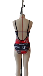 Détail du maillot de bain une pièce dos nu avec imprimé lettres et fines bretelles
