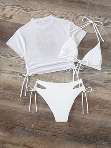 Vue à plat d'un bikini 3 pièces blanc avec crop top en maille sur sol en bois