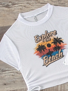 Détail du crop top en maille blanche avec imprimé plage rétro et texture douce