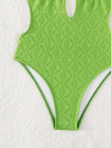 Leuchtend grüner Jacquard-Badeanzug mit geometrischer Häkeltextur und Ausschnitt-Detail