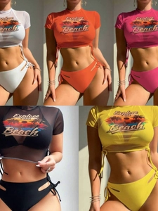 Ensemble bikini 3 pièces avec haut en maille transparente et motif de plage