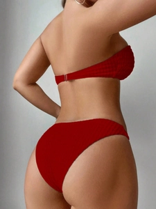 Vue arrière du bikini bandeau rouge côtelé avec coupe haute et fermoir en métal au dos
