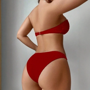 Bikini bandeau deux pièces rouge foncé avec texture côtelée et culotte échancrée