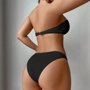 Bikini deux pièces noir pour femme avec tissu gaufré texturé et boucle en métal au dos