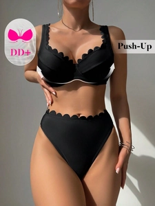 Dettaglio top bikini push-up nero con bordi a conchiglia e slip a vita alta