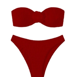 Ensemble bikini bandeau rouge à texture côtelée et culotte de bain à taille haute