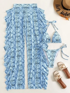 Dreiteiliger Bikini mit blauem Schlangenmuster, Netzhose und dekorativen Strand-Accessoires