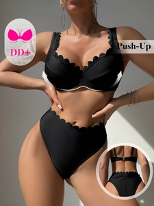 Dettaglio bikini nero smerlato per taglie DD+ con top push-up e slip a vita alta arricciato