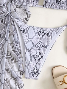 Detail von High-Waist Bikinihose und passendem Mesh-Sarong mit Schlangenmuster-Print