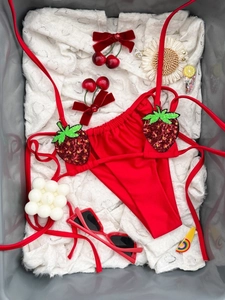 Dettaglio del bikini rosso con applicazioni di fragole in paillettes e fiocchi di velluto