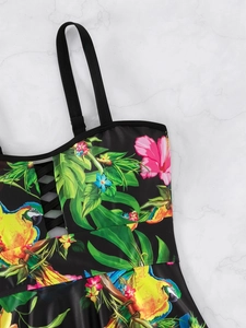 Détail de l'imprimé tropical perroquet et du laçage sur le haut de bikini en mesh