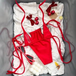 Sexy bikini rosso a due pezzi con ricamo a fragola su pizzo bianco e laccetti