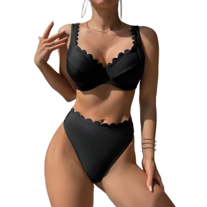 Set bikini nero con bordi a conchiglia a vita alta e spalline larghe e comode