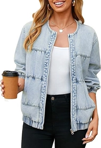 Détail d'une veste en jean bleu clair avec col rond et fermeture éclair en métal