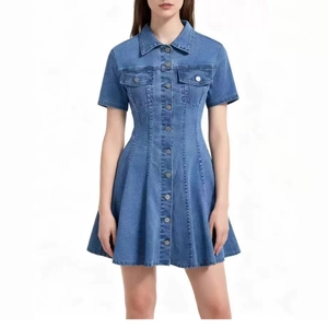 Robe en jean à manches courtes avec boutons sur le devant et coupe trapèze cintrée