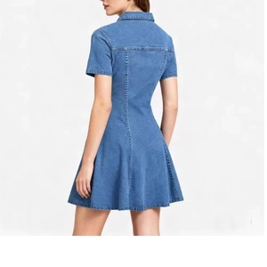 Robe trapèze en jean cintrée avec col rabattu et manches courtes vue de dos