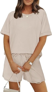 Détail d'un ensemble de détente en coton tricoté avec manches raglan et short à cordon