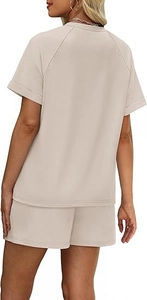 Vue arrière d'un ensemble détente beige avec t-shirt à manches raglan et short élastique
