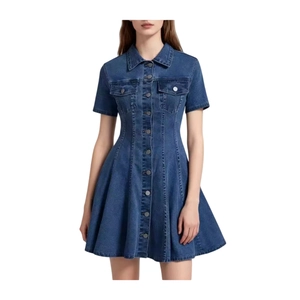 Robe courte en denim bleu foncé à manches courtes avec col rabattu et boutons devant