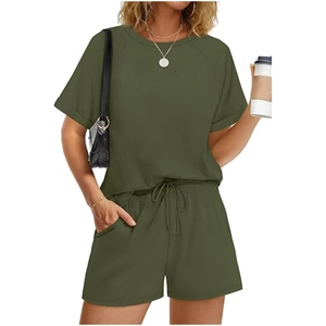 Détail d'un ensemble vert olive avec manches retroussées et short à taille coulissante