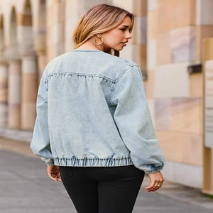 Veste en jean bleu clair délavé avec col rond et poignets élastiques vue de dos côté