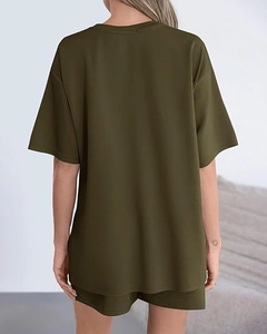 Dettaglio del retro di un set loungewear verde scuro con maglietta ampia e pantaloncini