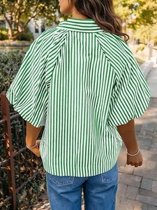 Vue de dos en extérieur d'une chemise à manches courtes rayée vert et blanc avec manches bouffantes