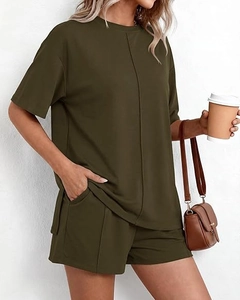 Dettaglio del set lounge verde oliva scuro con t-shirt a spalla scesa e pantaloncini