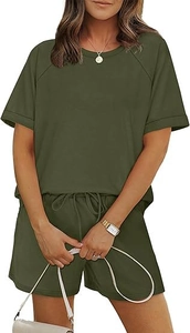 Détail d'un ensemble détente vert olive deux pièces avec short à cordon et maille douce