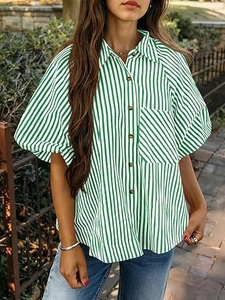 Détail d'une chemise à manches courtes rayée vert et blanc avec boutons et poche poitrine