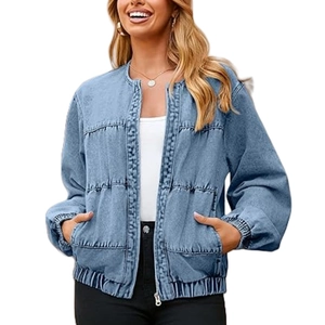 Veste en jean bleue pour femme avec col rond et fermeture éclair sur fond blanc épuré