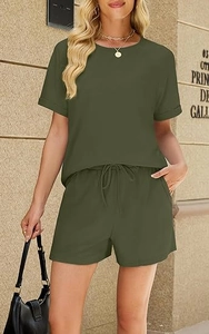 Vue détaillée de l'ensemble de détente deux pièces vert olive avec short à cordon et t-shirt