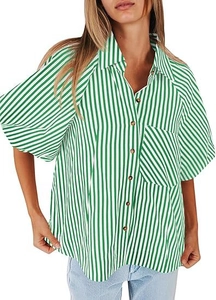 Détail de chemise rayée verte montrant le boutonnage, le col et la poche de poitrine