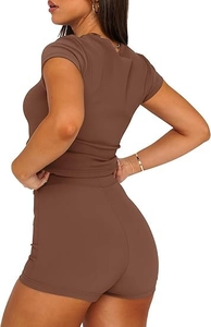 Detail of high-stretch ribbed fabric on slim fit brown two-piece activewear set