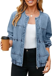 Détail de la veste en jean bleu clair avec col rond, zip argenté et coutures piquées