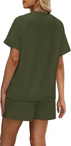 Vue de dos de l'ensemble de détente vert olive pour femmes avec manches retroussées
