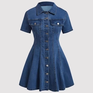 Détail de la robe en jean bleu foncé avec col classique et fermeture par boutons métalliques