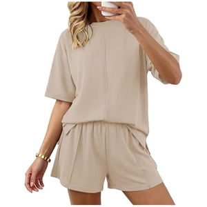 Completo beige minimalista a due pezzi con t-shirt oversize e pantaloncini con elastico