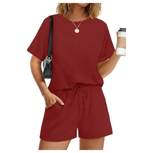 Vue détaillée d'un ensemble en maille bordeaux avec t-shirt à manches courtes et short à cordon