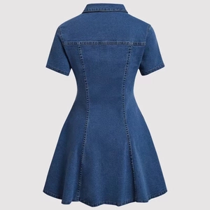 Détail du dos de la robe en jean montrant les coutures, la taille et la coupe trapèze