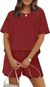 Détail de l'ensemble de détente bordeaux avec t-shirt à manches raglan et short à cordon serrage