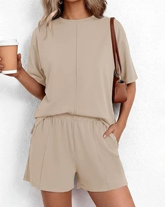 Dettaglio della trama in maglia del completo relax albicocca con cuciture decorative