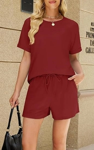 Détail de l'ensemble d'été bordeaux avec haut texturé et short à cordon de serrage réglable