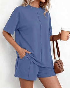 Dettaglio del set lounge blu due pezzi con cuciture decorative e trama in maglia a nido