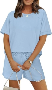 Détail d'un ensemble décontracté bleu clair avec manches raglan et short à cordon de serrage